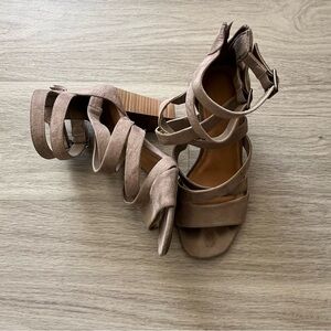 Universal Thread Suede Strapped Heeled sandals